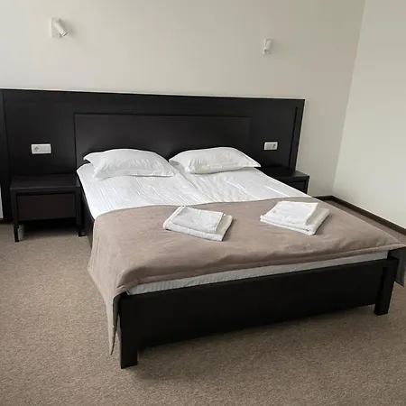 Leo Rooms-2